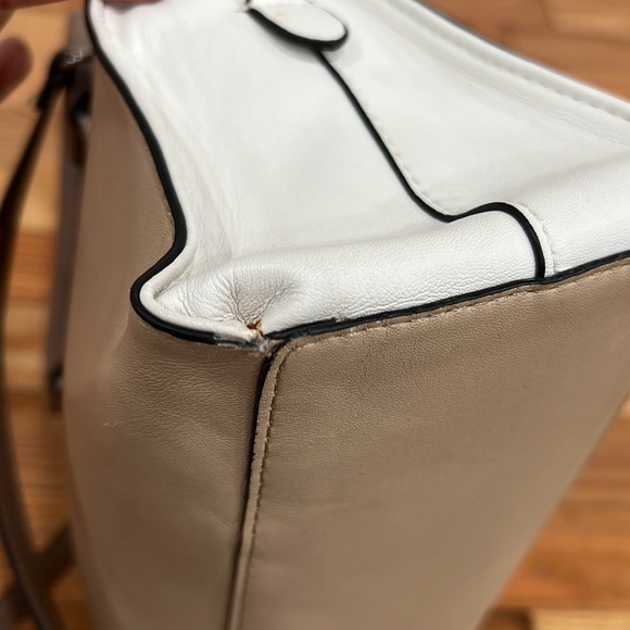 Guess ORIGINAL- FAUX-LEATHER SATCHEL GUESS BAG NGN 25000 immaculately EUC 💯🔥🔥 - Picture 13 of 15